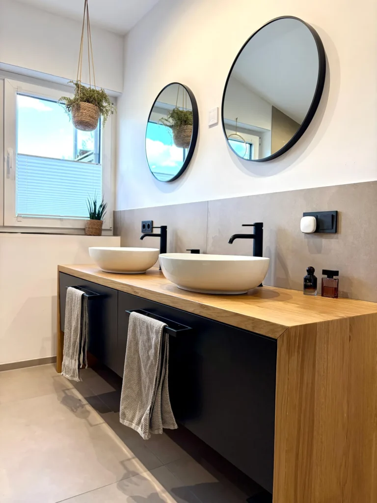 Doppelwaschtisch mit Aufsatzbecken vor beigen Wandfliesen im modernen Badezimmer