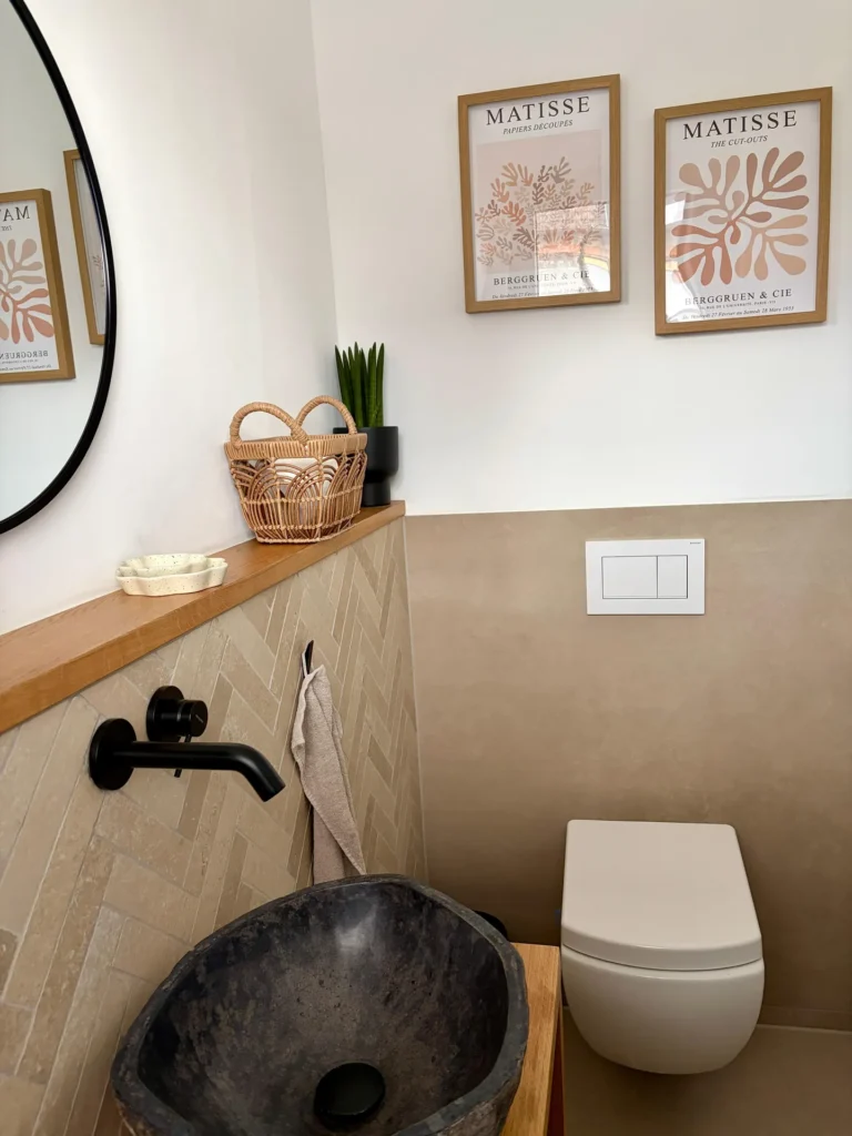 Gäste-WC mit Natursteinbecken und Wandfliesen im Fischgrätmuster