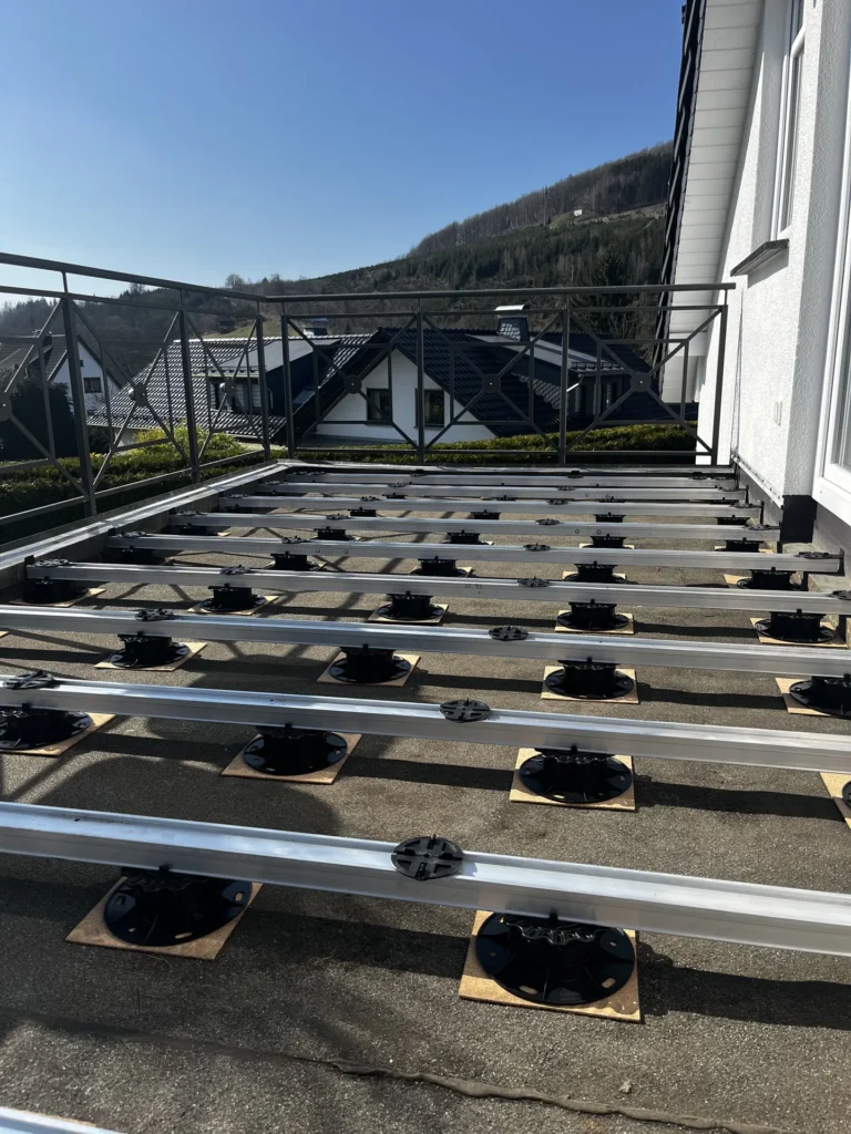 Stelzlager-Unterkonstruktion für Terrassenplatten auf einer Dachterrasse