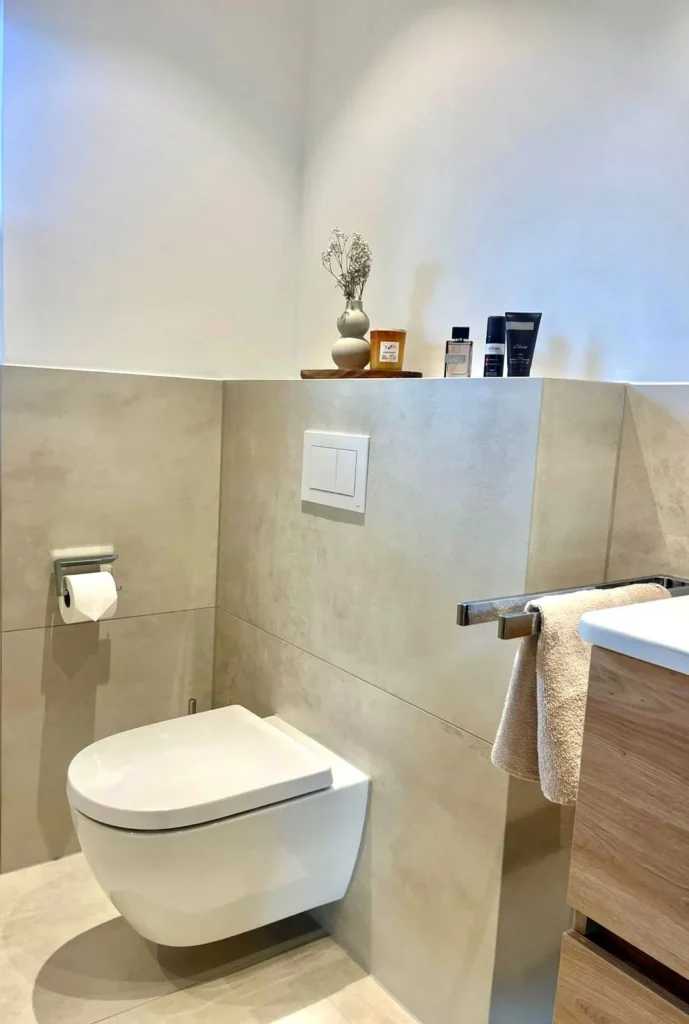 Wandhängendes WC vor gefliester Vorwand mit Ablage in Beige